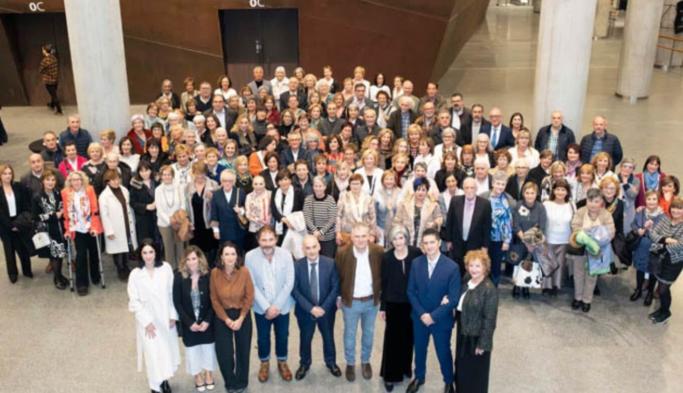 132 enfermeras veteranas de Bizkaia reciben la insignia de oro del Colegio de Enfermería 6 insignia-oro-Colegio-de Enfermeria