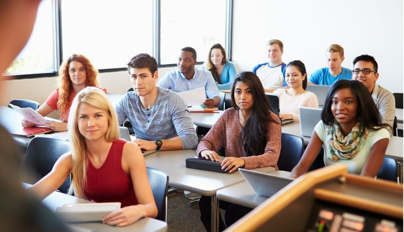 Preparar a los psicólogos del futuro: el reto universitario ante el auge de la salud mental y la neurorrehabilitación 2 psicologos-universitarios