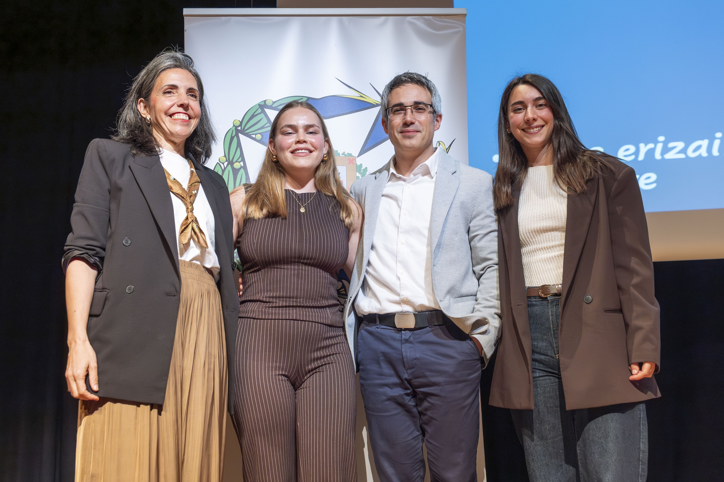 Ganadores de los premios Marta Martinez Nerea Bugallo Sendoa Ballesteros y Helena Ortiz